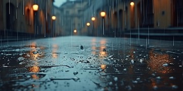 外面下着雨出自哪首歌？