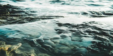岩石上看海水究竟是哪首歌？