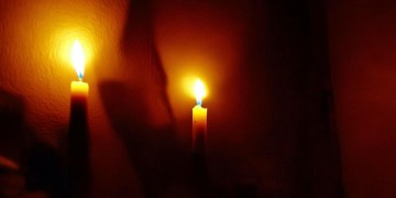 烛光在黑夜里究竟是哪首歌？