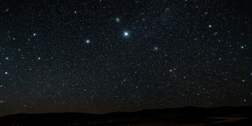 夜幕下的满天繁星出自哪首歌？